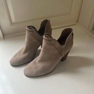 Vince Camuto Fileana Split Shaft bootie size 9